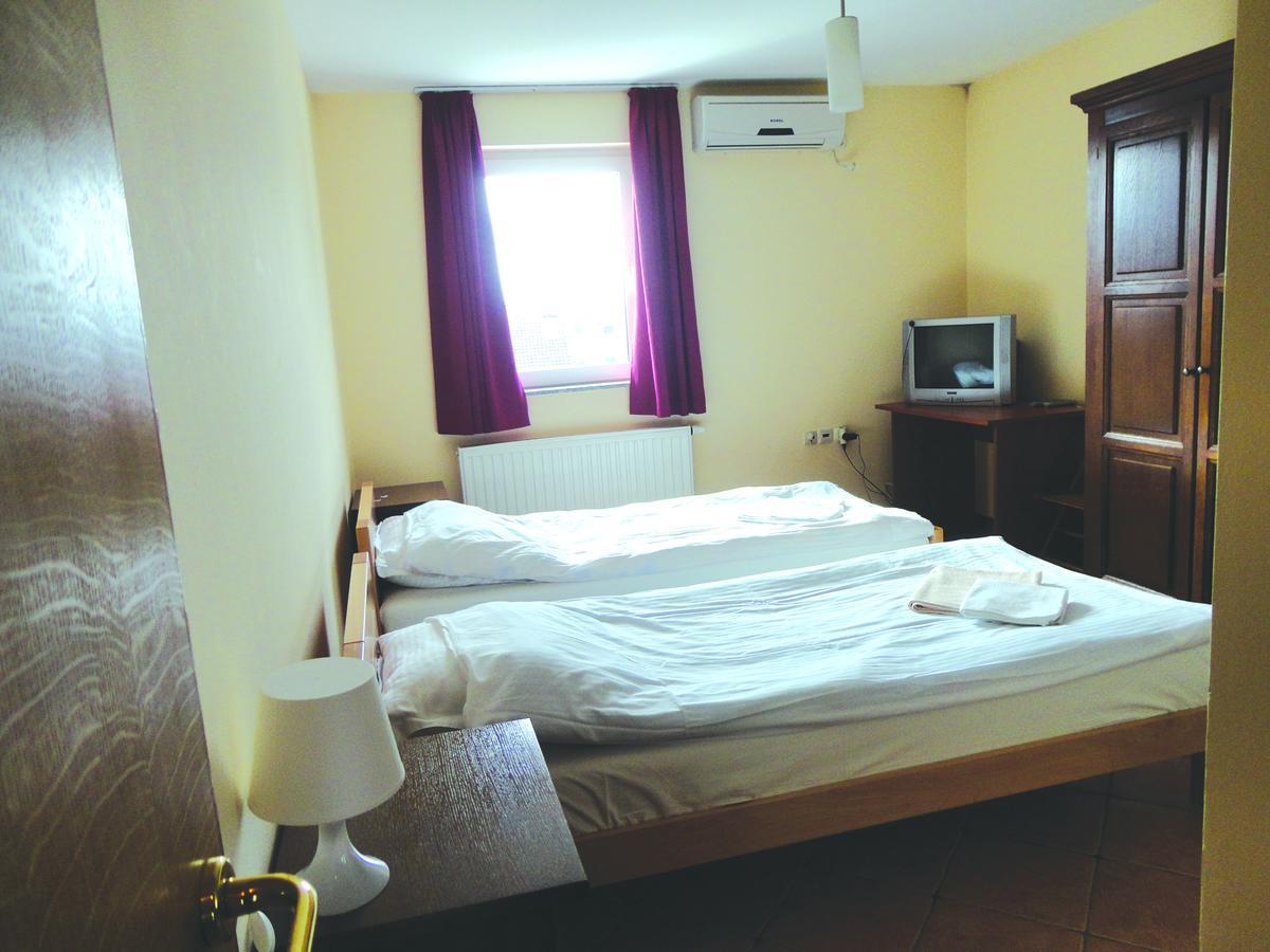 Prenociste "Magnus" Bed & Breakfast สลาวอนสกีบรอด ภายนอก รูปภาพ