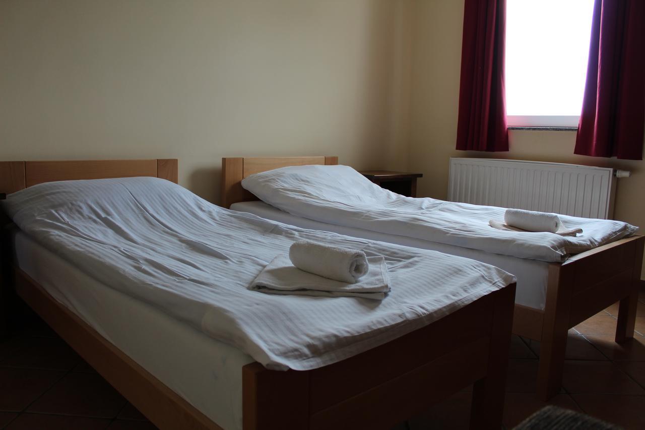 Prenociste "Magnus" Bed & Breakfast สลาวอนสกีบรอด ภายนอก รูปภาพ