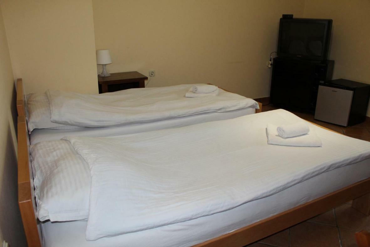 Prenociste "Magnus" Bed & Breakfast สลาวอนสกีบรอด ภายนอก รูปภาพ